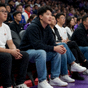 喜欢篮球赛事的用户在球场观看比赛的照片