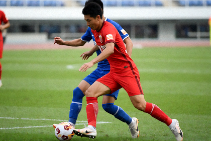 足球比赛直播画面中球员在绿茵场上争抢球权